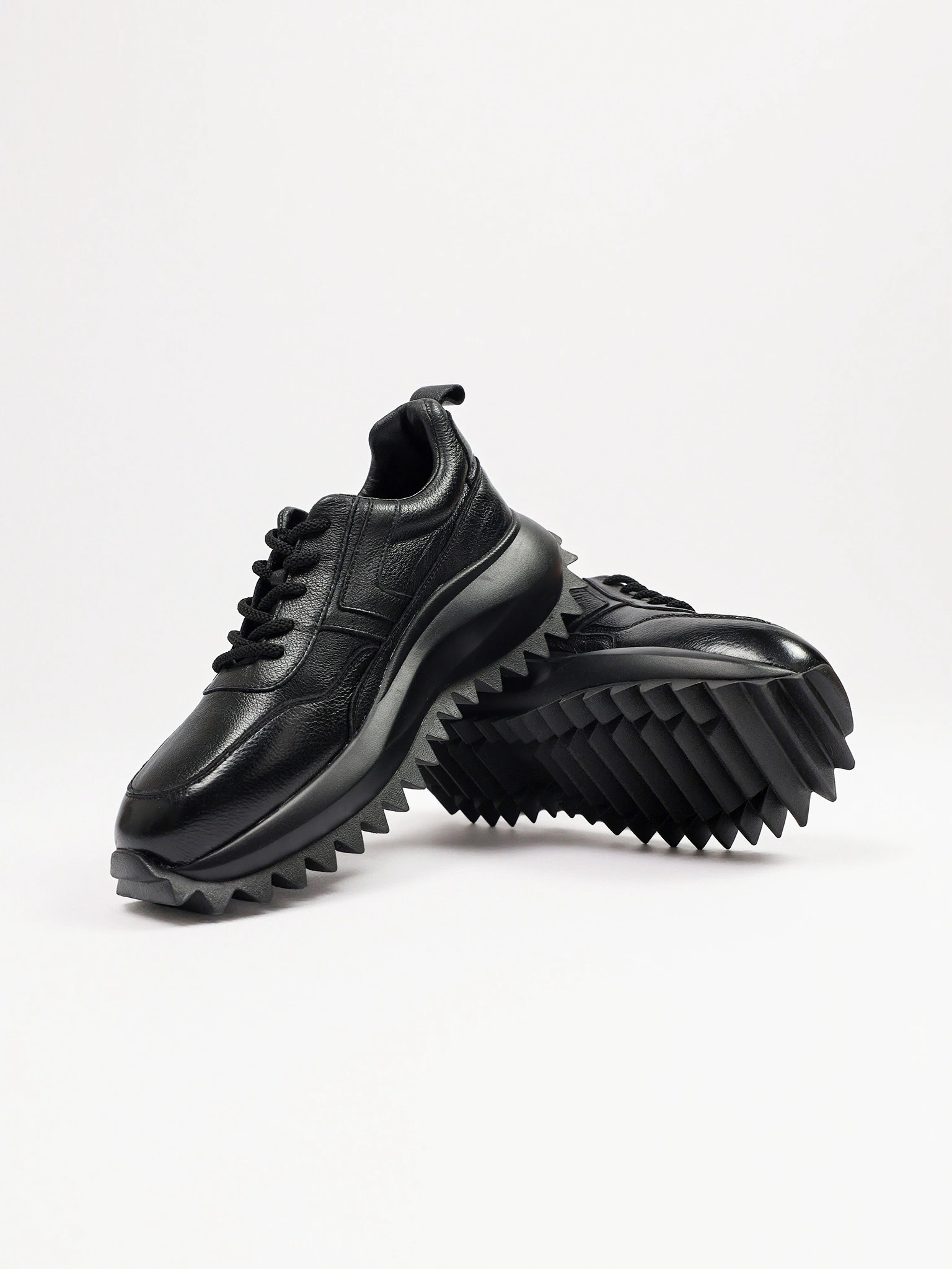 Кроссовки черного цвета на объемной рельефной подошве